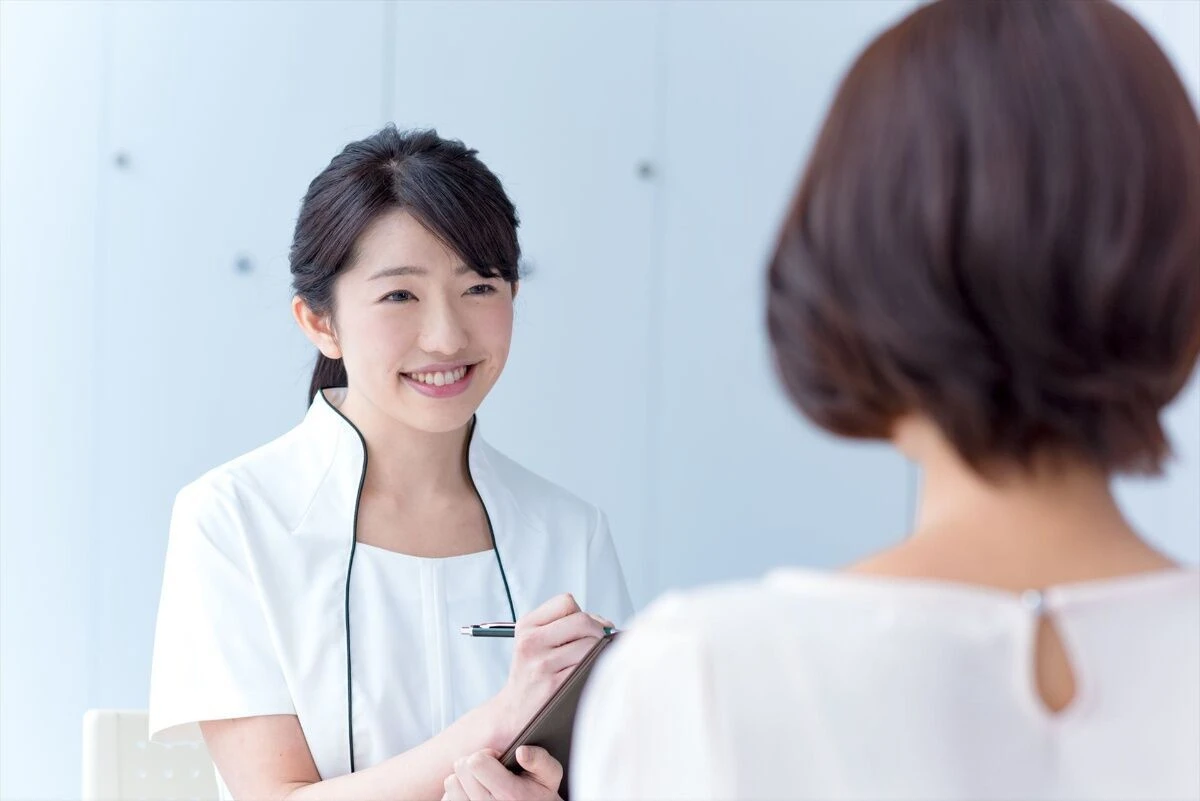 顧客から話を聞くスタッフ